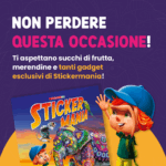 Pubblicità finale Stickermania su sfondo viola con testo 'Non perdere questa occasione!' Promette succhi di frutta, merendine e gadget esclusivi. Mostra elefante decorato con motivi colorati e personaggio cartoon con berretto che saluta, logo Stickermania in primo piano.