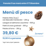 Locandina promozionale con sfondo bianco e dettagli natalizi che annuncia un menù di pesce da prenotare entro il 17 dicembre. Il menù include: polenta fritta con baccalà mantecato (200 g), lasagne al salmone e zucchine (500 g), filetti di orata gratinati (300 g) e patate al forno (350 g). Prezzo: 39,80 € a menù, pari a 19,90 € a persona. Ogni menù è per due persone. Presenti decorazioni natalizie come pigne e una sfera dorata.